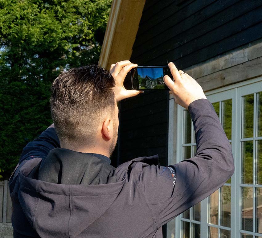 Bouwkundige inspecteur in Den Haag een gevel controle aan het uitvoeren